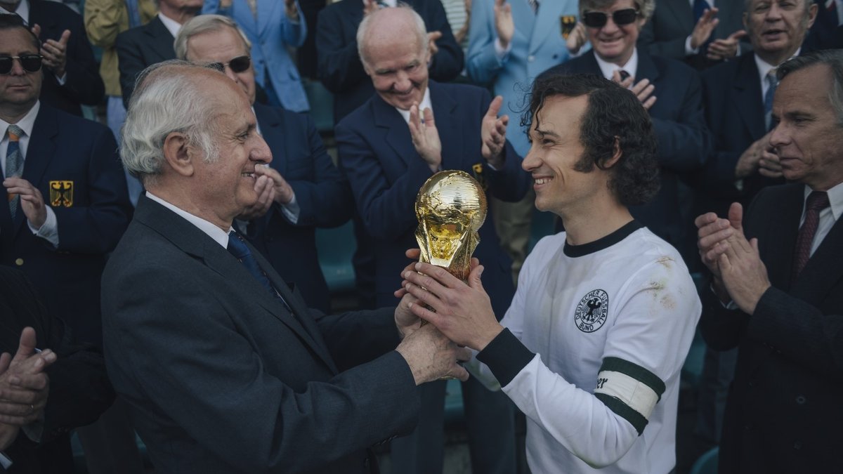 Beckenbauer nimmt den Pokal entgegen
