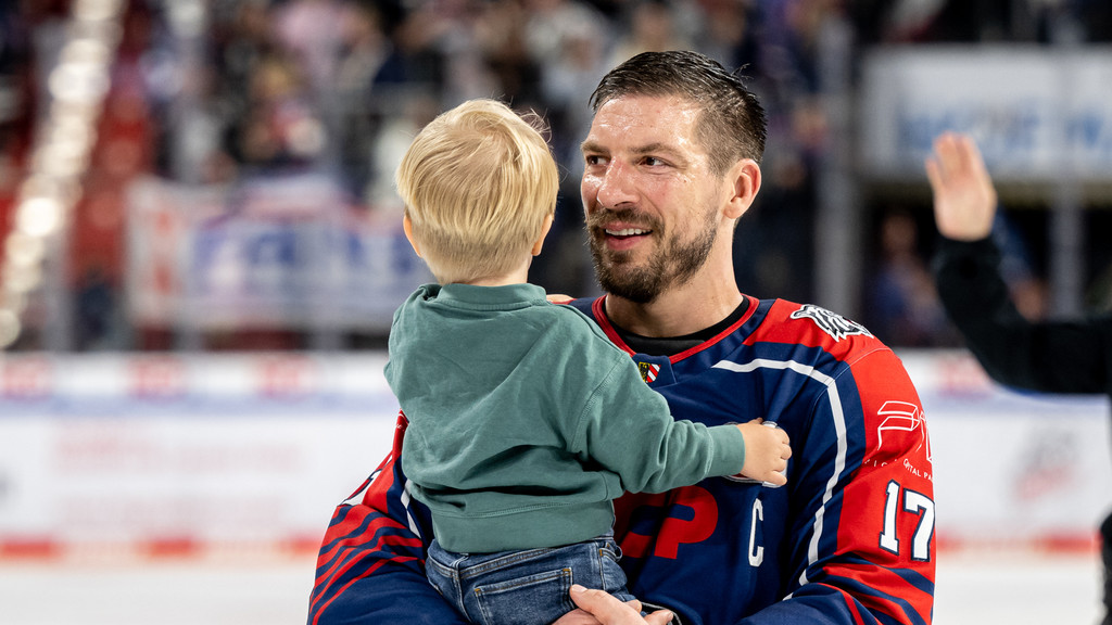 Eishockeyspieler Patrick Reimer und Sohn | Bild: picture-alliance/dpa Eishockeyspieler Patrick Reimer und Sohn