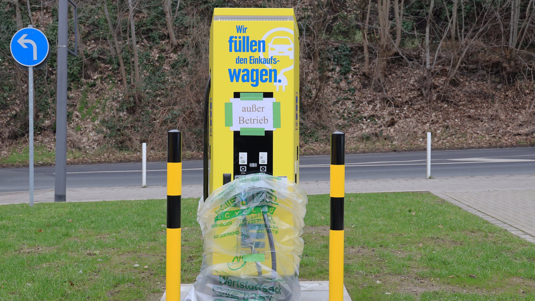 Symbolbild: Eine Ladesäule bei Edeka, die außer Betrieb ist. 