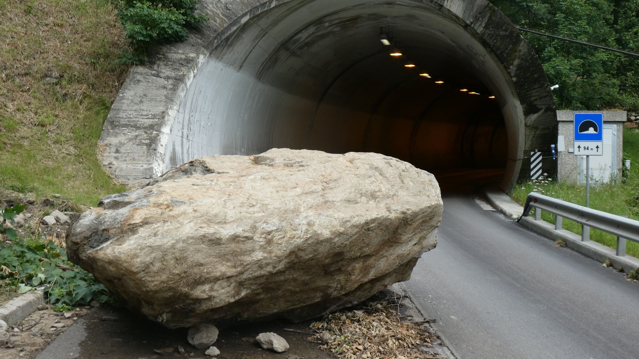 Ein riesiger Felsbrocken versperrt im Schnalstal die Straße. | Bild: Bayerischer Rundfunk 2025 Ein riesiger Felsbrocken versperrt im Schnalstal die Straße.