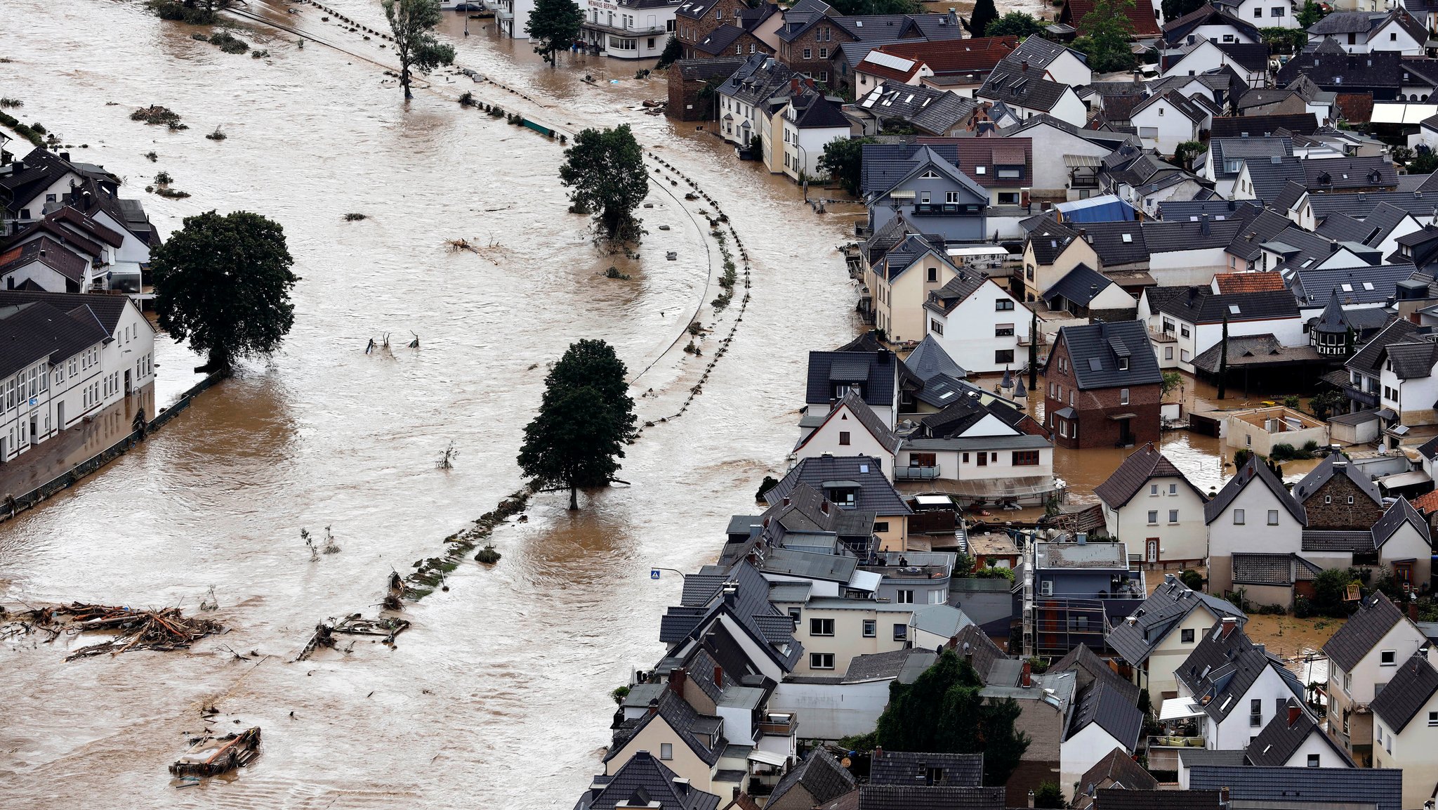 In der Eifel haben Mitte Juli 2021 heftige Regenfälle und Dauerregen für Überschwemmungen und Überflutungen gesorgt. Im Ahrtal trat der Fluss vielerorts über die Ufer und überschwemmte nicht nur Keller sondern ganze Ortschaften. Im Bild der Ort Dernau (Landkreis Ahrweiler), der beinahe komplett von den Wassermassen geflutet wurde.