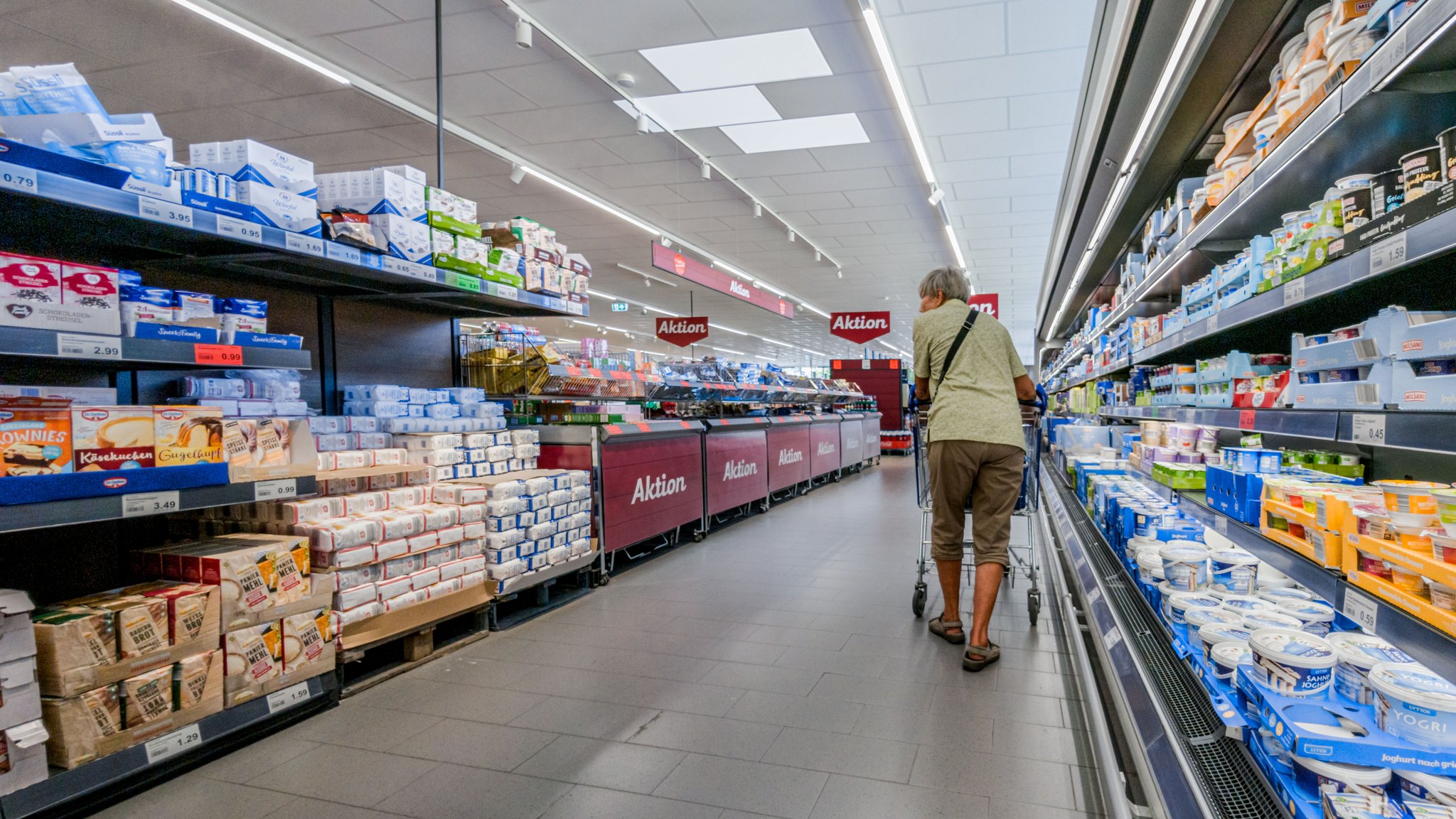 Frau kauft im Discounter ein | Bild: picture alliance/dpa | Markus Scholz Frau kauft im Discounter ein