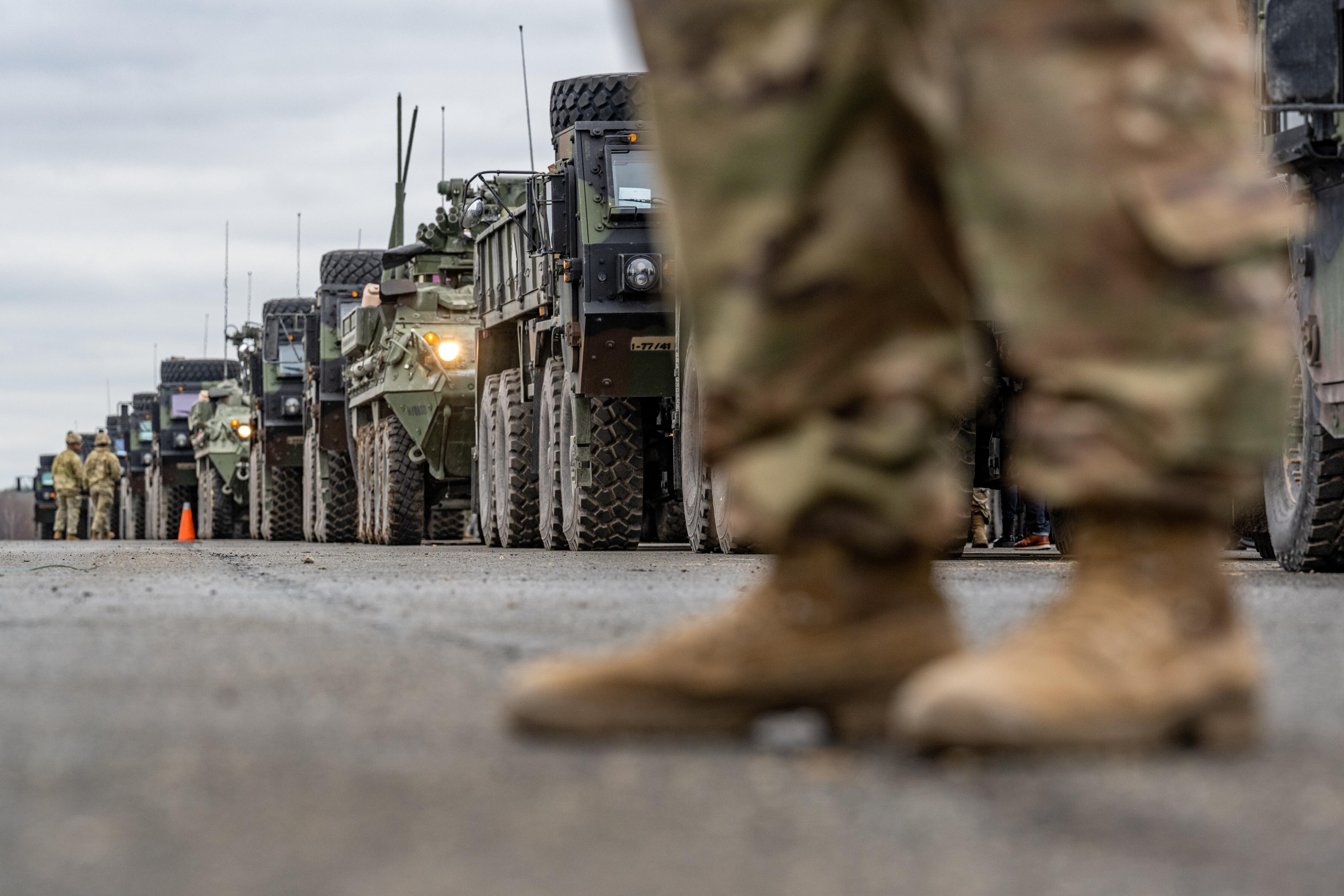 Soldat steht vor Militärfahrzeugen der US-Army