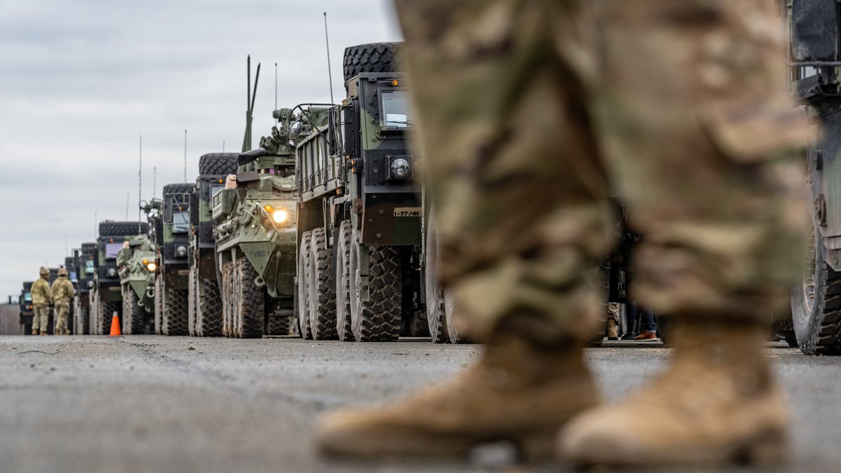 Soldat steht vor Militärfahrzeugen der US-Army