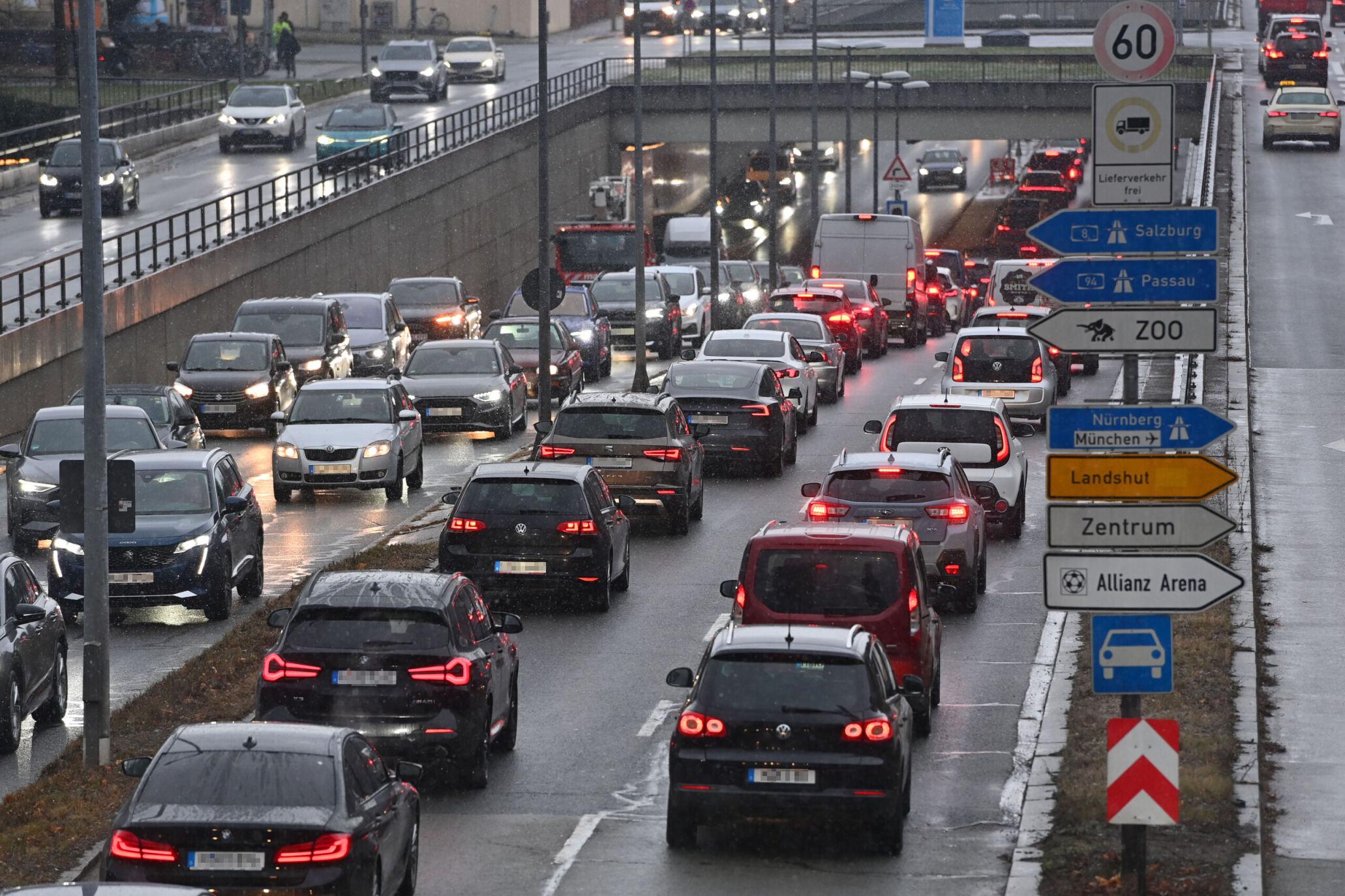 Abendlicher dichter Straßenverkehr auf dem Mittleren Ring in München.