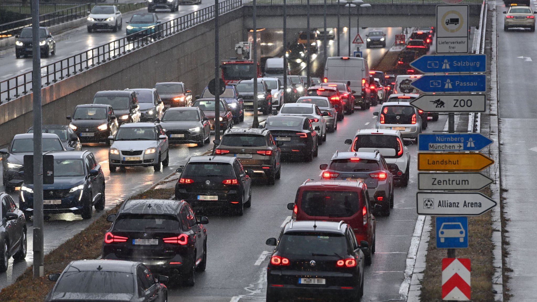 Abendlicher dichter Straßenverkehr auf dem Mittleren Ring in München. | Bild: picture alliance / SvenSimon | Frank Hoermann / SVEN SIMON I BR Grafik Abendlicher dichter Straßenverkehr auf dem Mittleren Ring in München.