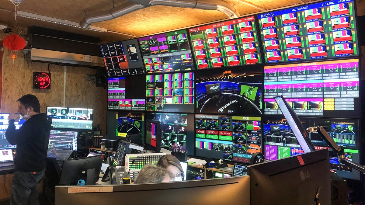 Blick in den technischen Kontrollraum im WM-Sendezentrum von ARD und ZDF