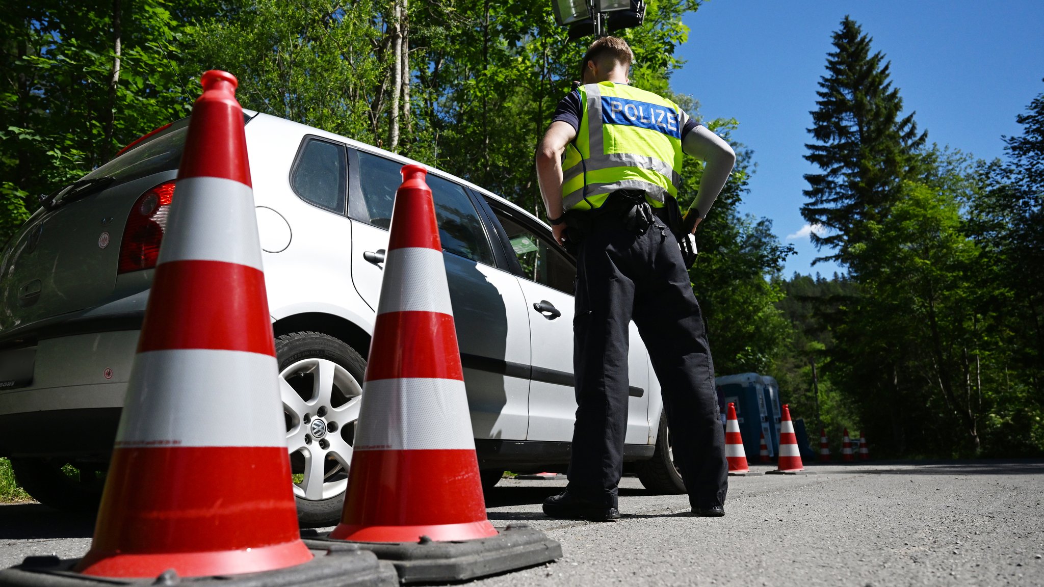 Bundespolizisten kontrollieren den Verkehr an der Grenze an der B 23 in Griesen. Der G7-Gipfel ist vom 26. bis 28. Juni 2022 auf Schloss Elmau geplant.