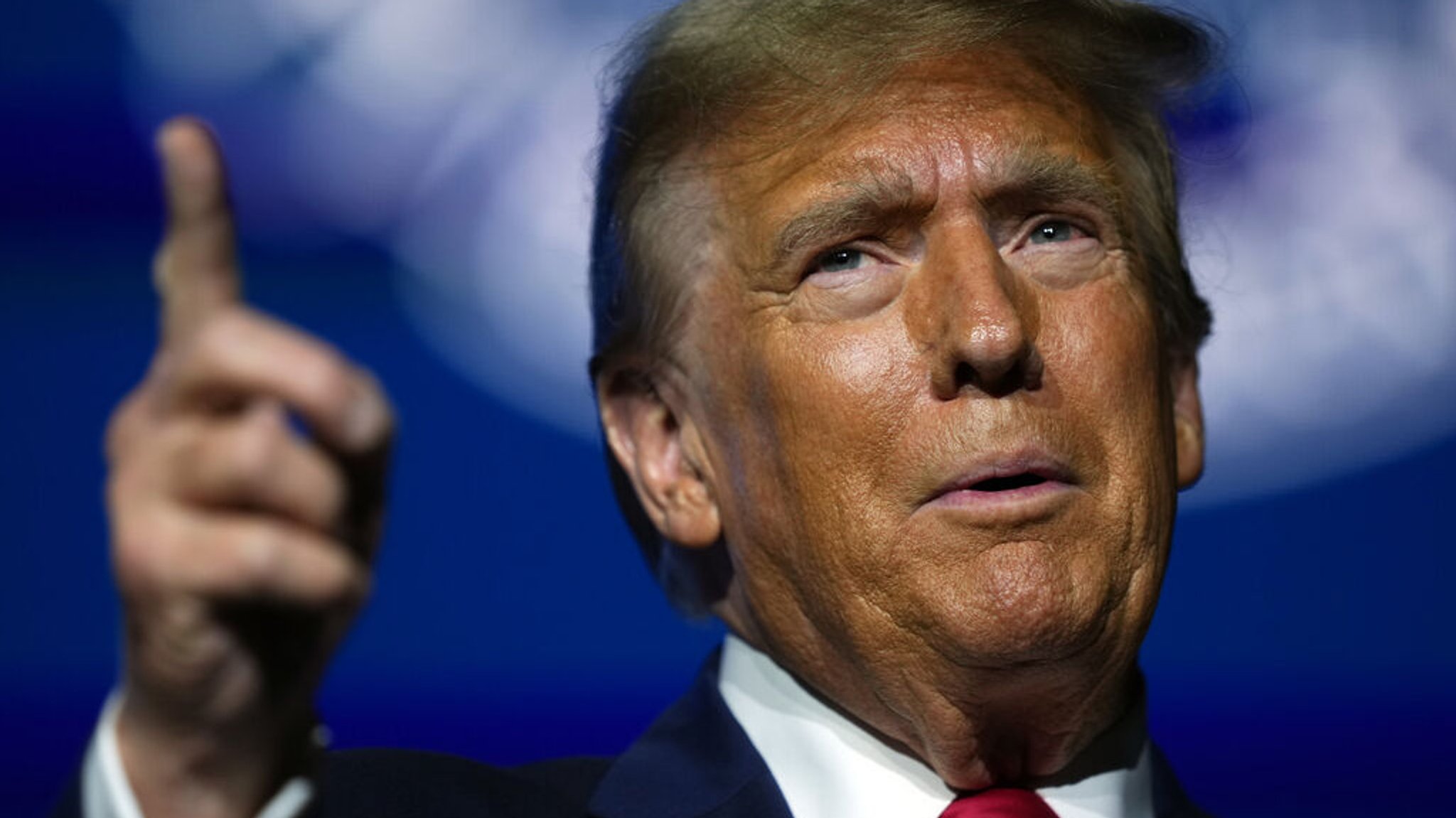 09.02.2024, USA, Harrisburg: Donald Trump (Republikaner), ehemaliger Präsident der USA und US-Präsidentschaftsbewerber, spricht auf dem Presidential Forum der National Rifle Association in Harrisburg. Foto: Matt Rourke/AP/dpa +++ dpa-Bildfunk +++