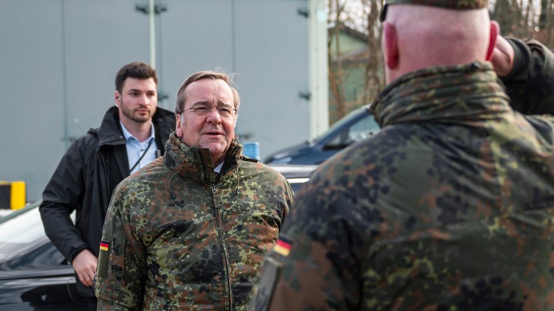 Boris Pistorius (SPD), Bundesminister der Verteidigung, besucht die Offiziersschule der Luftwaffe und das Heimatschutzregiment 1 und wird von Oberstleutnant Sascha Pelzer (r) begrüßt. | Bild: picture alliance/dpa | Daniel Vogl Boris Pistorius (SPD), Bundesminister der Verteidigung, besucht die Offiziersschule der Luftwaffe und das Heimatschutzregiment 1 und wird von Oberstleutnant Sascha Pelzer (r) begrüßt.
