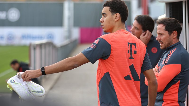 Musiala kann die Fußballschuhe wieder schnüren | Bild: picture alliance / Wagner | Ulrich Wagner Musiala kann die Fußballschuhe wieder schnüren