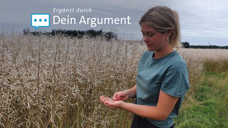 Eine junge Landwirtin steht an einem Feld voller Raps. Die Pflanzen sind vom Hagel komplett zerstört. | Bild: BR/Julia Ruhs Eine junge Landwirtin steht an einem Feld voller Raps. Die Pflanzen sind vom Hagel komplett zerstört.