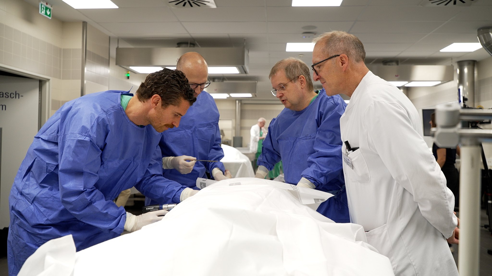 Die Chirurgen lernen am Augsburger Uniklinikum voneinander und trainieren an einer Körperspende verschiedene Operationstechniken. 