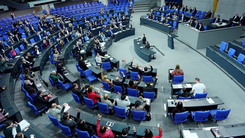 Das Plenum bei der Abstimmung zu Unterpunkten der Renten-Regelung | Bild: pa/dpa/Kay Nietfeld Das Plenum bei der Abstimmung zu Unterpunkten der Renten-Regelung