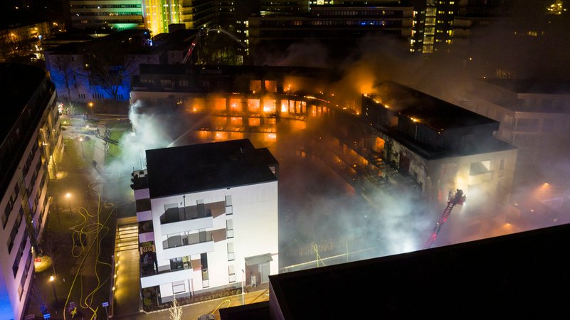 Gebäudekomplex in Essen brennt
