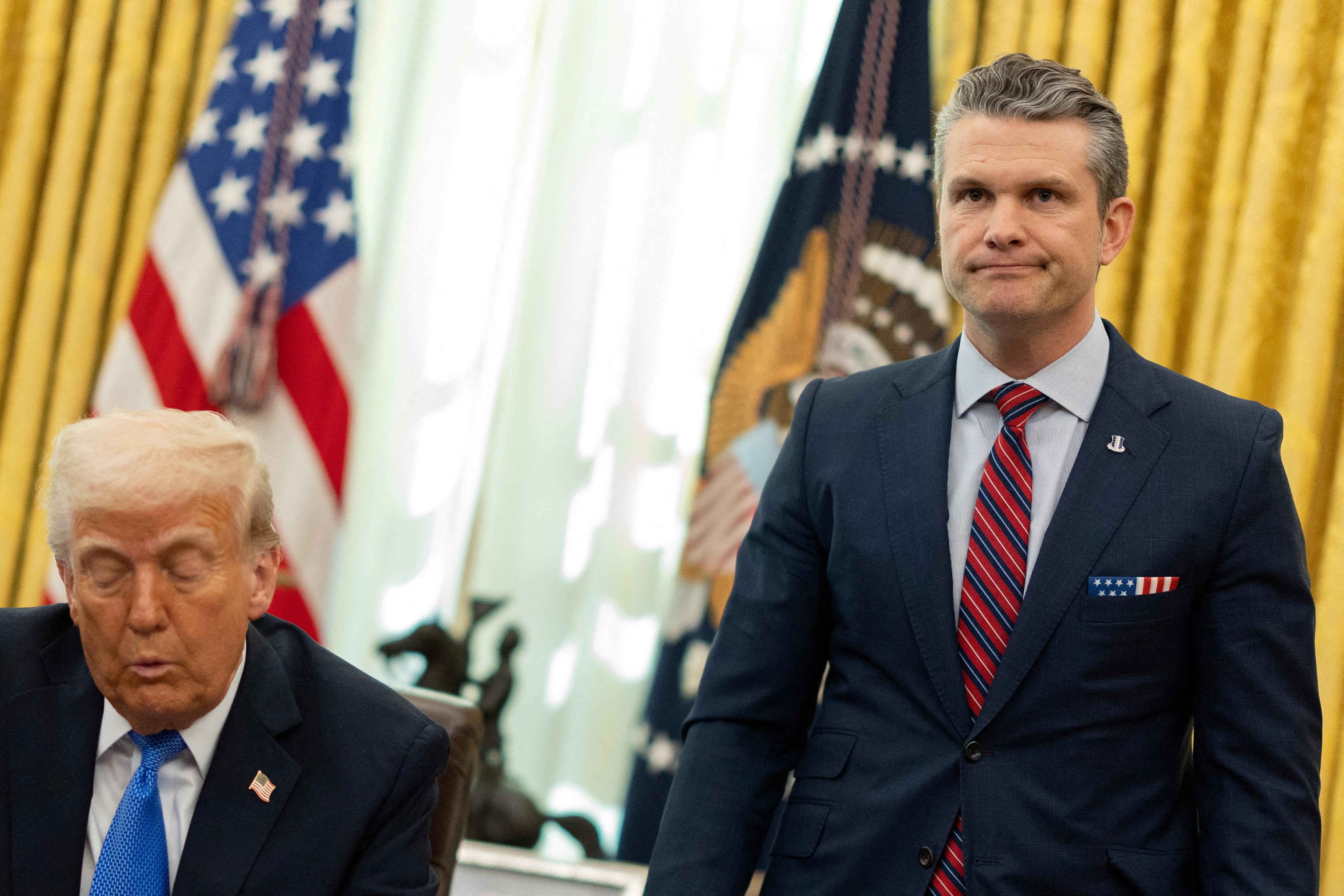 US-Verteidigungsminister Pete Hegseth (r) mit US-Präsident Trump im Oval Office