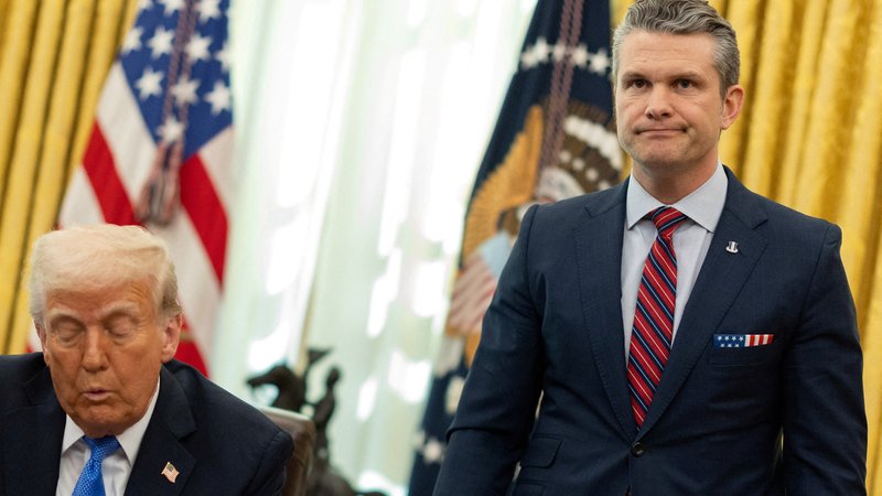 US-Verteidigungsminister Pete Hegseth (r) mit US-Präsident Trump im Oval Office | Bild: Reuters US-Verteidigungsminister Pete Hegseth (r) mit US-Präsident Trump im Oval Office