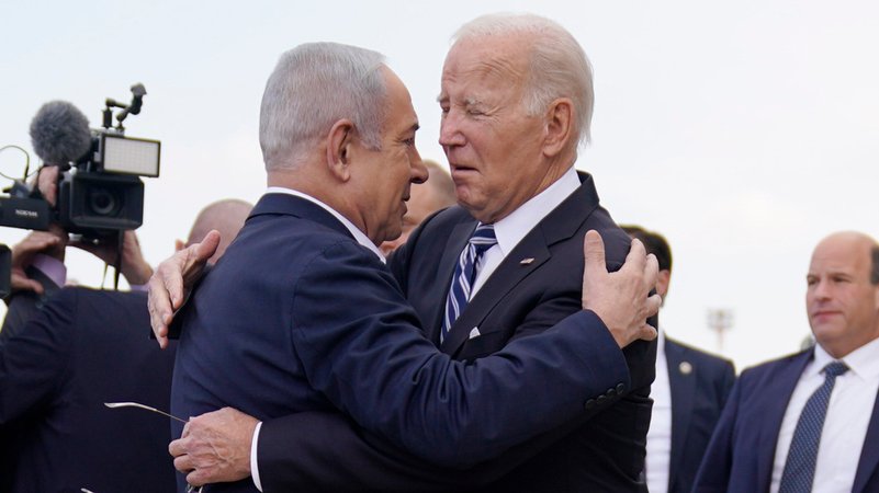 Joe Biden, Präsident der USA, wird von Benjamin Netanjahu, Ministerpräsident von Israel, nach seiner Ankunft auf dem internationalen Flughafen Ben Gurion begrüßt. 