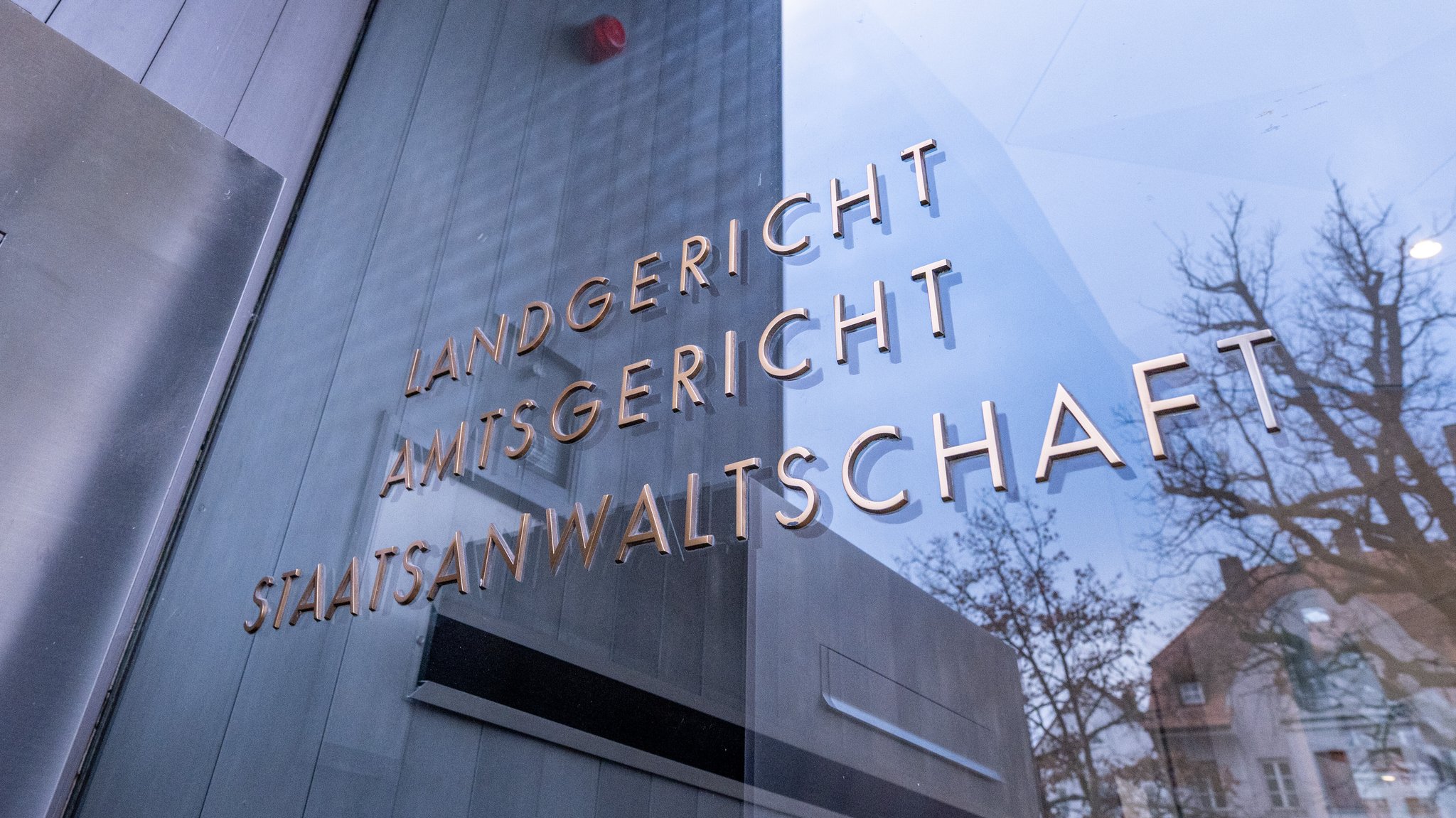 „Landgericht, Amtsgericht, Staatsanwaltschaft“ steht am Eingang des Justizgebäudes.
