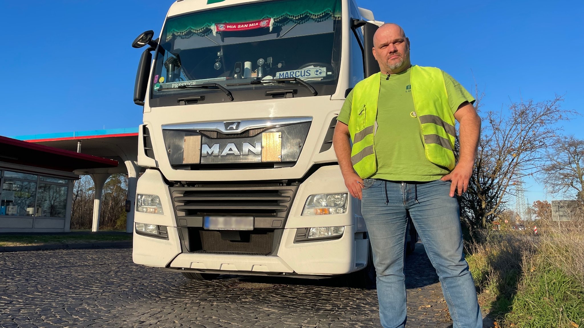 Lkw-Fahrer Marcus Budig steht vor seinem Lkw.