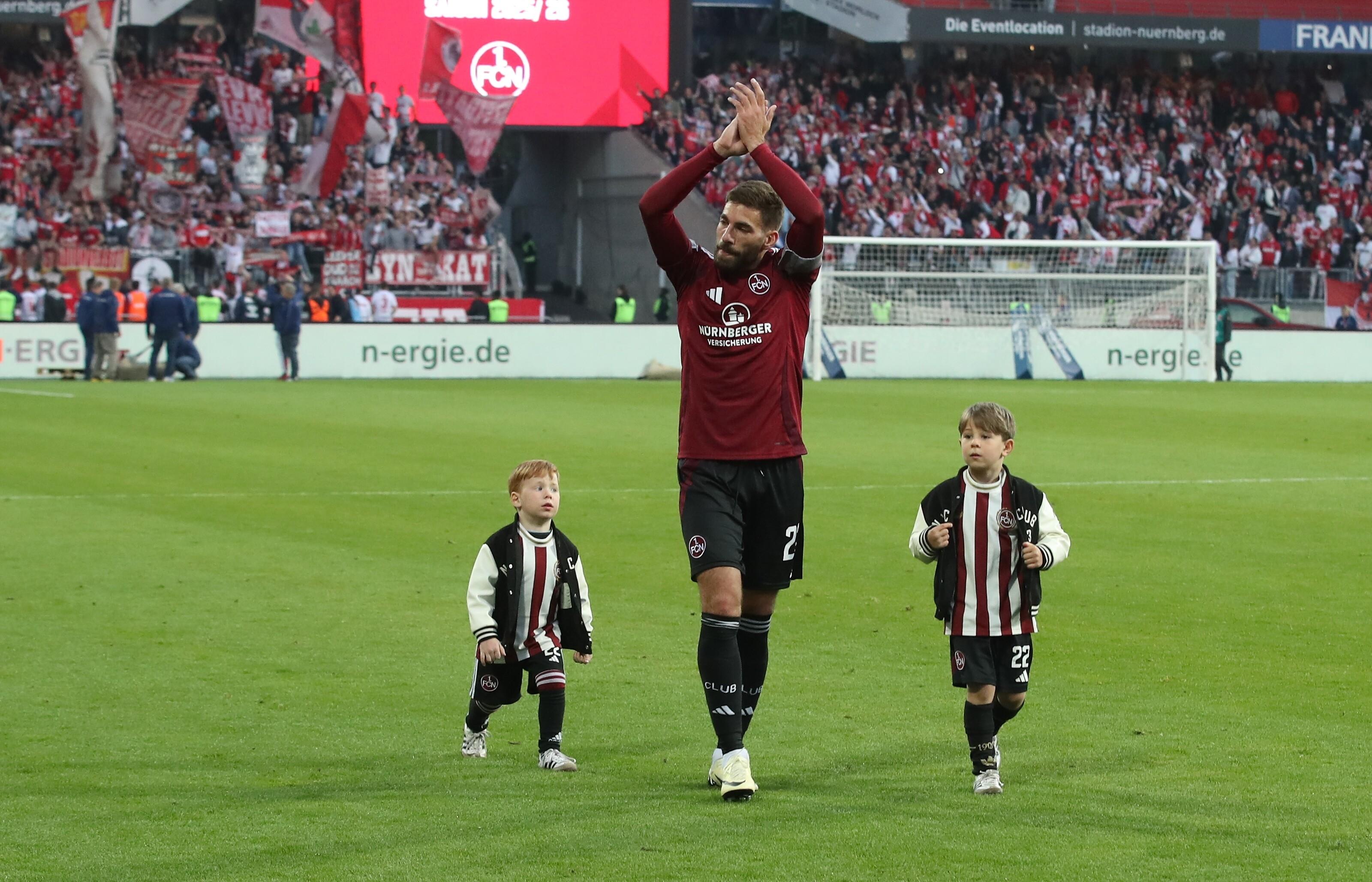 Enrico Valentini mit seinen Kindern auf seiner Ehrenrunde in Nürnberg
