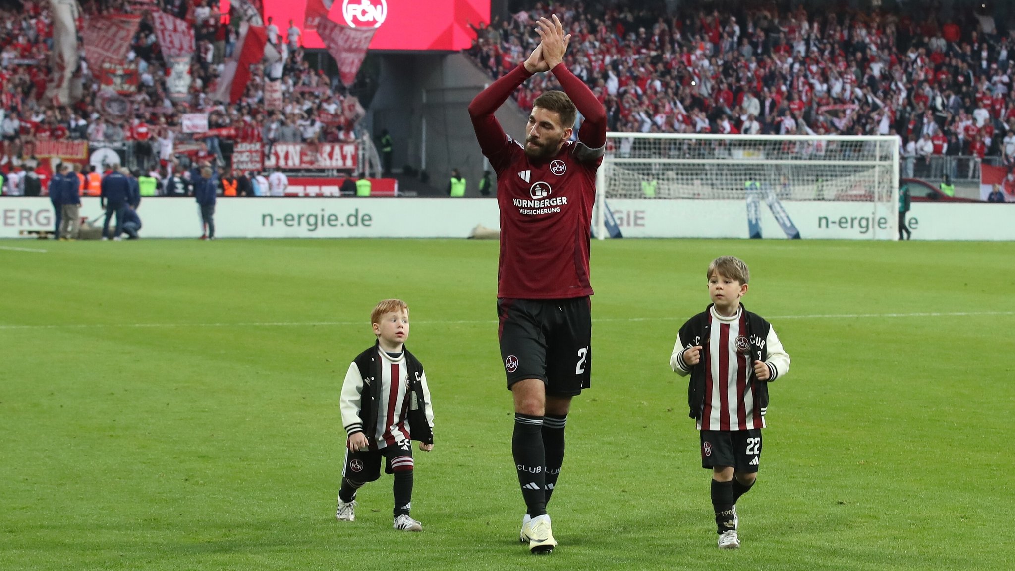 Enrico Valentini mit seinen Kindern auf seiner Ehrenrunde in Nürnberg