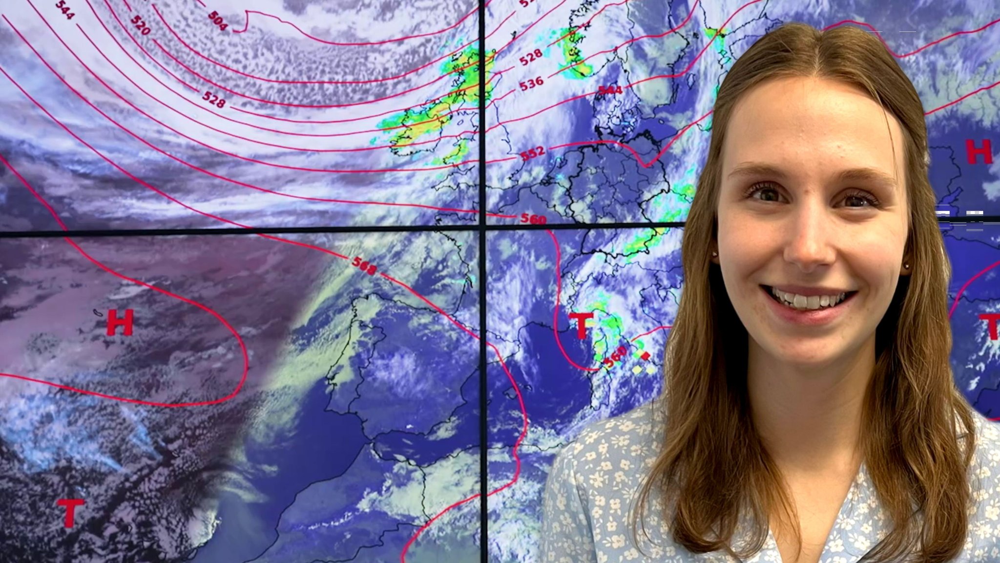 Katharina ist Meteorologin und Wetterberaterin beim Deutschen Wetterdienst am Flughafen München und steht vor einer Satelittenkarte.
