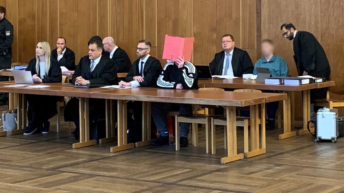 Wegen Mordes an einem Radfahrer in Bad Neustadt/Saale müssen sich heute zwei Männer vor dem Landgericht Schweinfurt verantworten.  Der Prozess findet aus Platzgründen in der Stadthalle Schweinfurt statt.