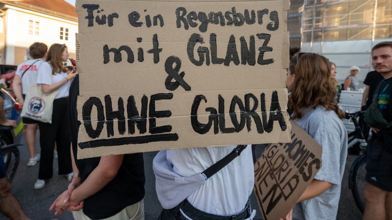 Demo auf dem Emmeramsplatz in Regensburg: Die Festspiele 2023 waren begleitet von Portesten gegen Schlossherrin Gloria von Thurn und Taxis.