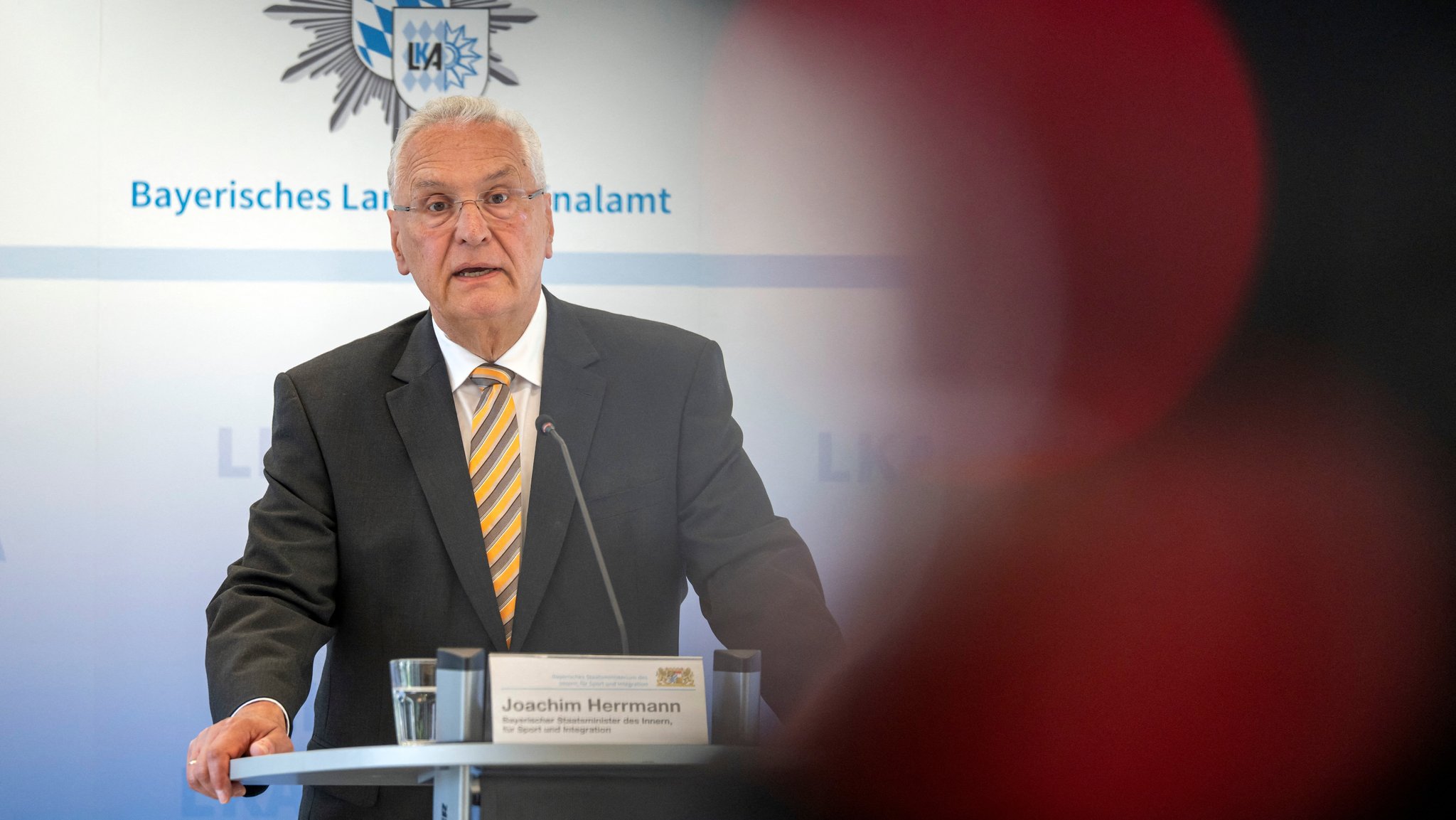Innenminister Joachim Herrmann (CSU) am Rednerpult.