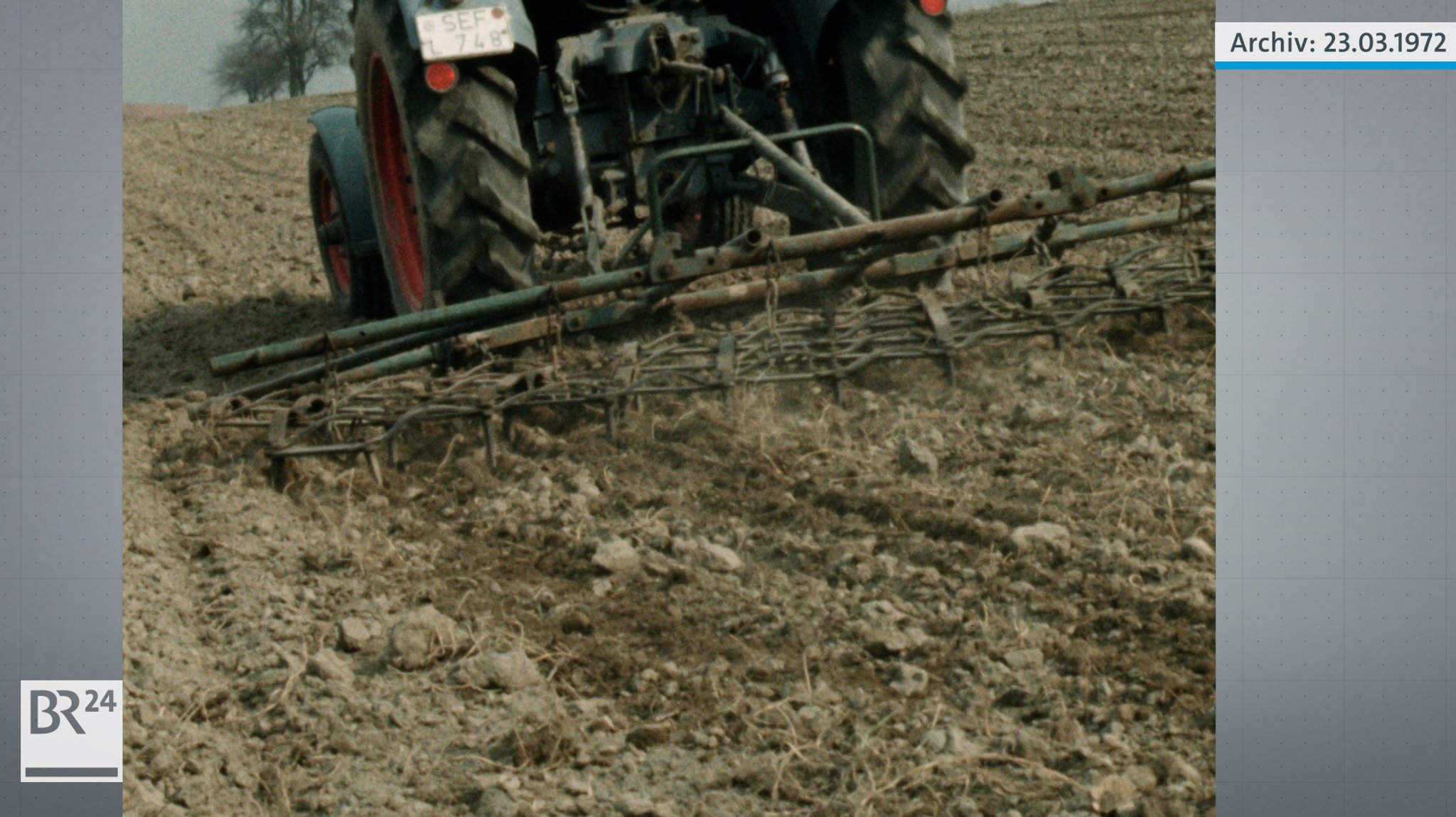 Traktor pflügt trockenen Acker