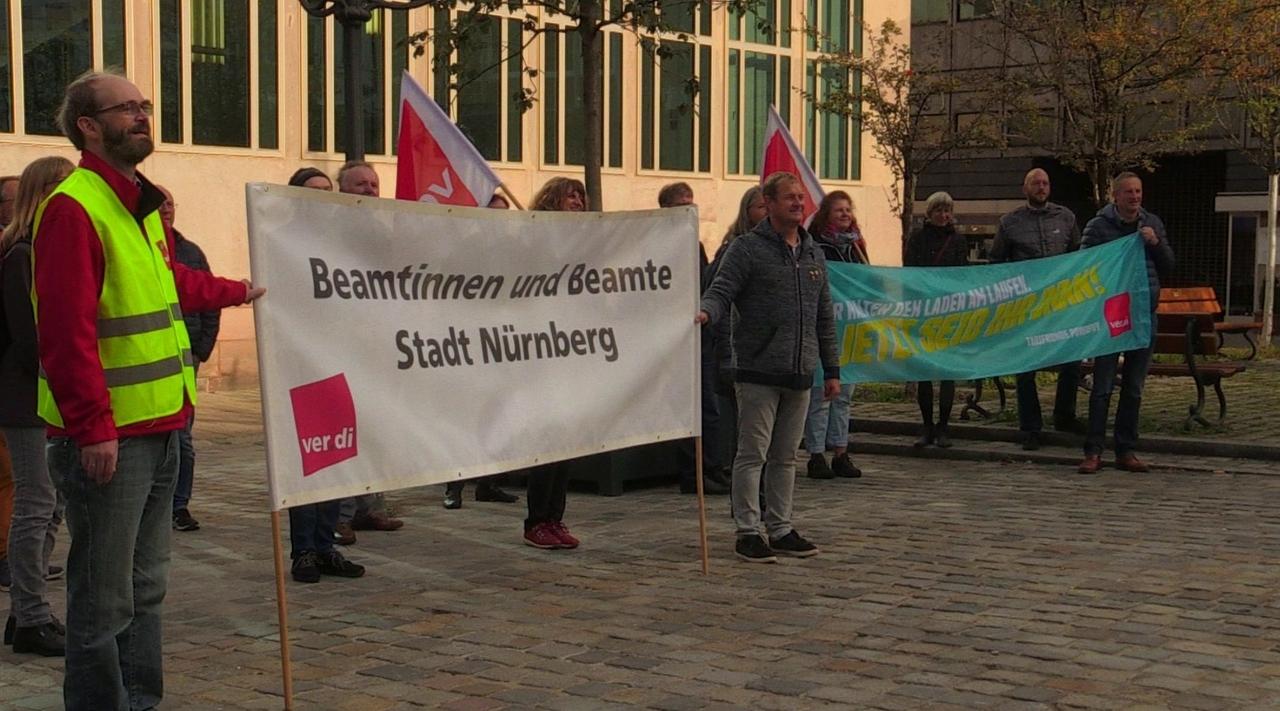 aktive mittagspause beamtenprotest fur mehr geld in nurnberg br24