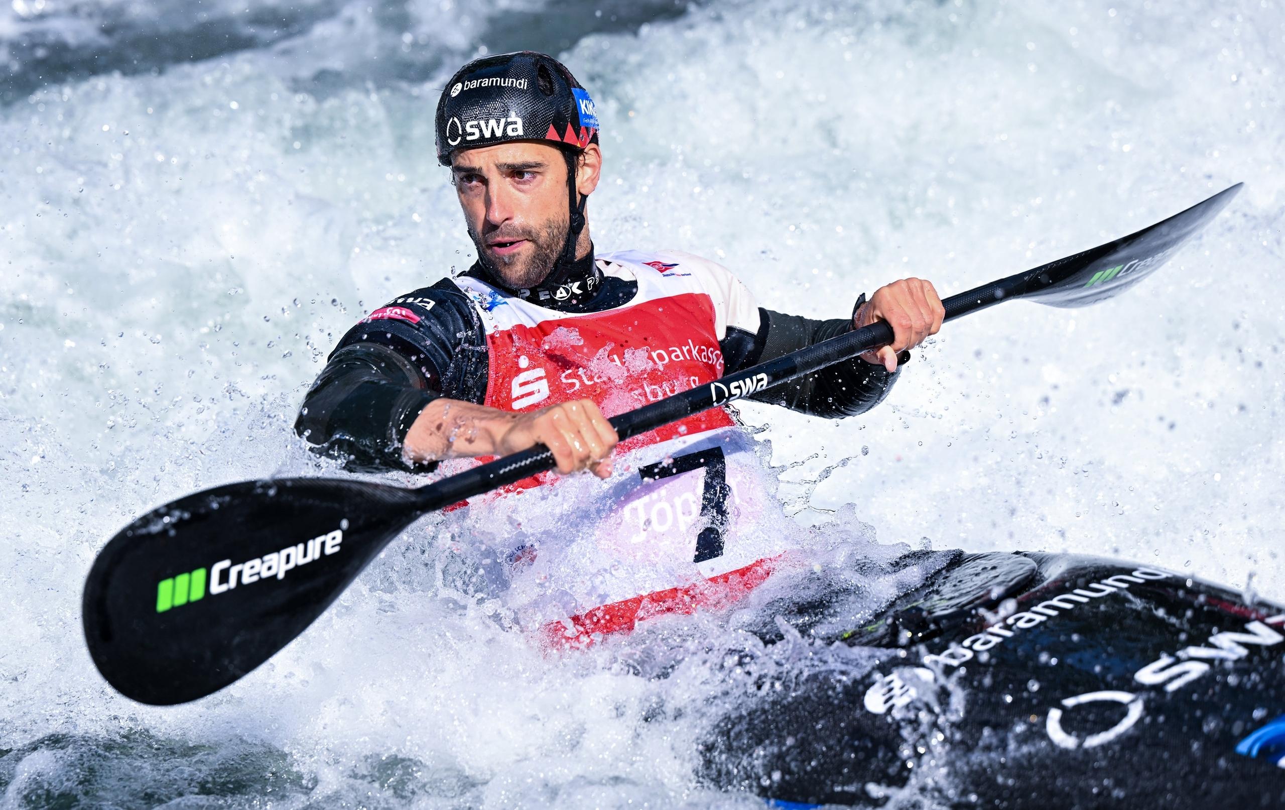 ARCHIV - 02.06.2023, Bayern, Augsburg: Kanu/Slalom: Weltcup, Kajak-Einer, Finale, Herren. Hannes Aigner (Deutschland) in Aktion. Sein neunter Platz in der Weltrangliste bescherte Deutschland nun auch den Quotenplatz im K1 der Männer für Paris.