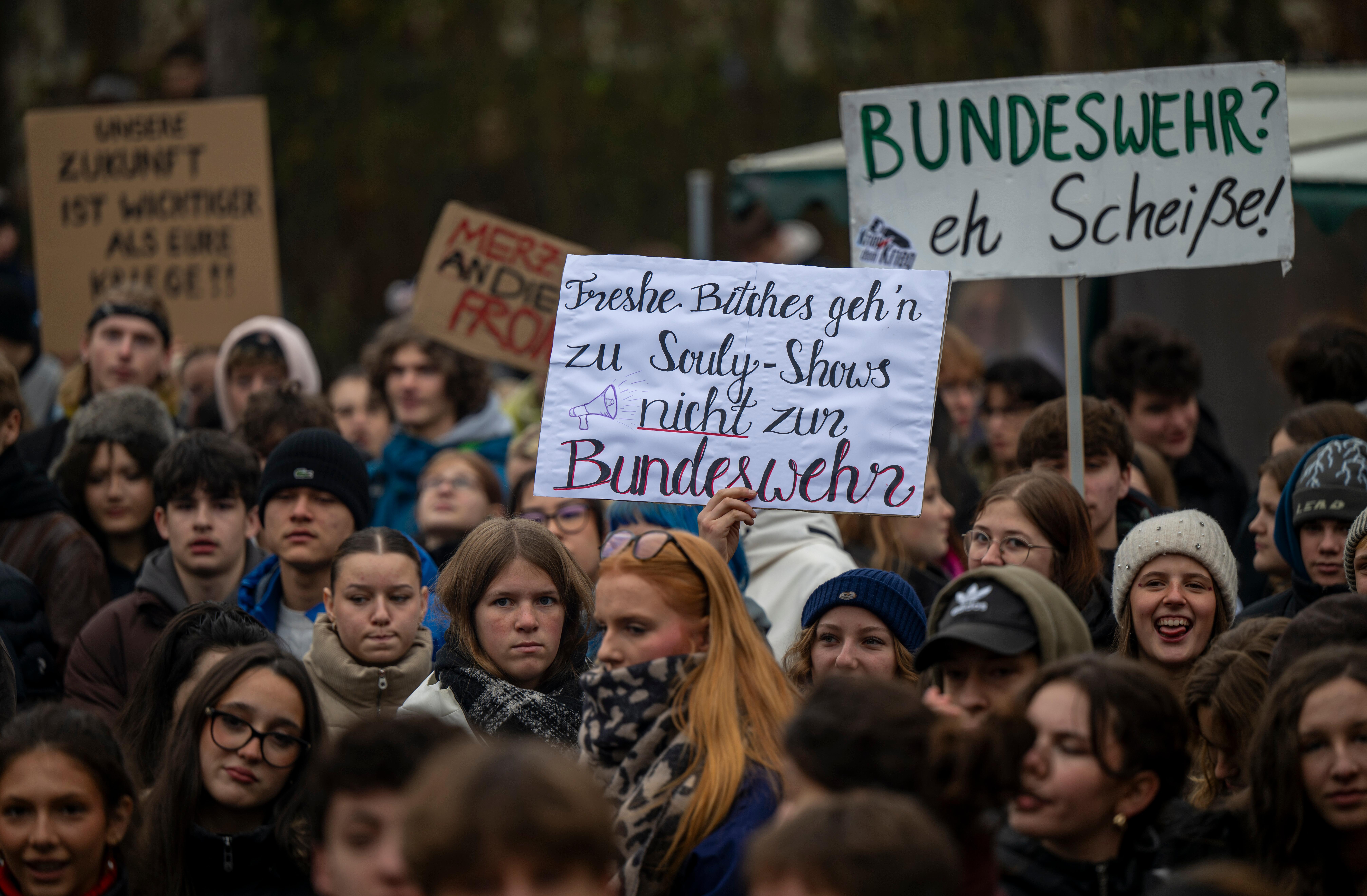Jugendliche nehmen in der bayerischen Landeshauptstadt mit Plakaten und Transparenten an einem bayernweiten Schulstreik gegen den neuen Wehrdienst in Deutschland teil