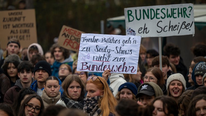Jugendliche nehmen in der bayerischen Landeshauptstadt mit Plakaten und Transparenten an einem bayernweiten Schulstreik gegen den neuen Wehrdienst in Deutschland teil | Bild: picture alliance/dpa | Peter Kneffel Jugendliche nehmen in der bayerischen Landeshauptstadt mit Plakaten und Transparenten an einem bayernweiten Schulstreik gegen den neuen Wehrdienst in Deutschland teil