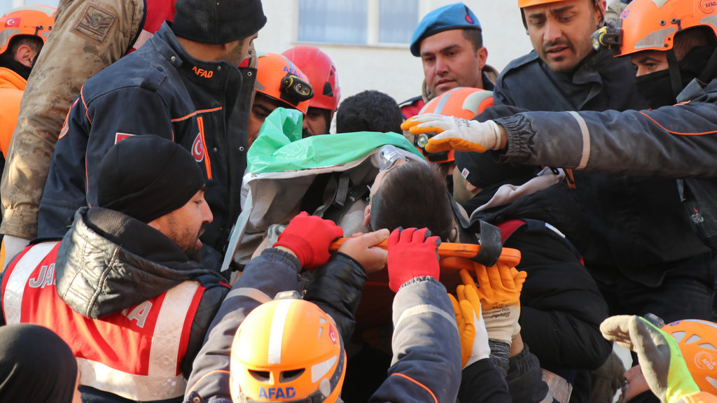 Rettung eines zehn Jahre alten Jungen in Diyarbakir (10. Februar) | Bild: picture alliance / AA | Fecri Barlik Rettung eines zehn Jahre alten Jungen in Diyarbakir (10. Februar)