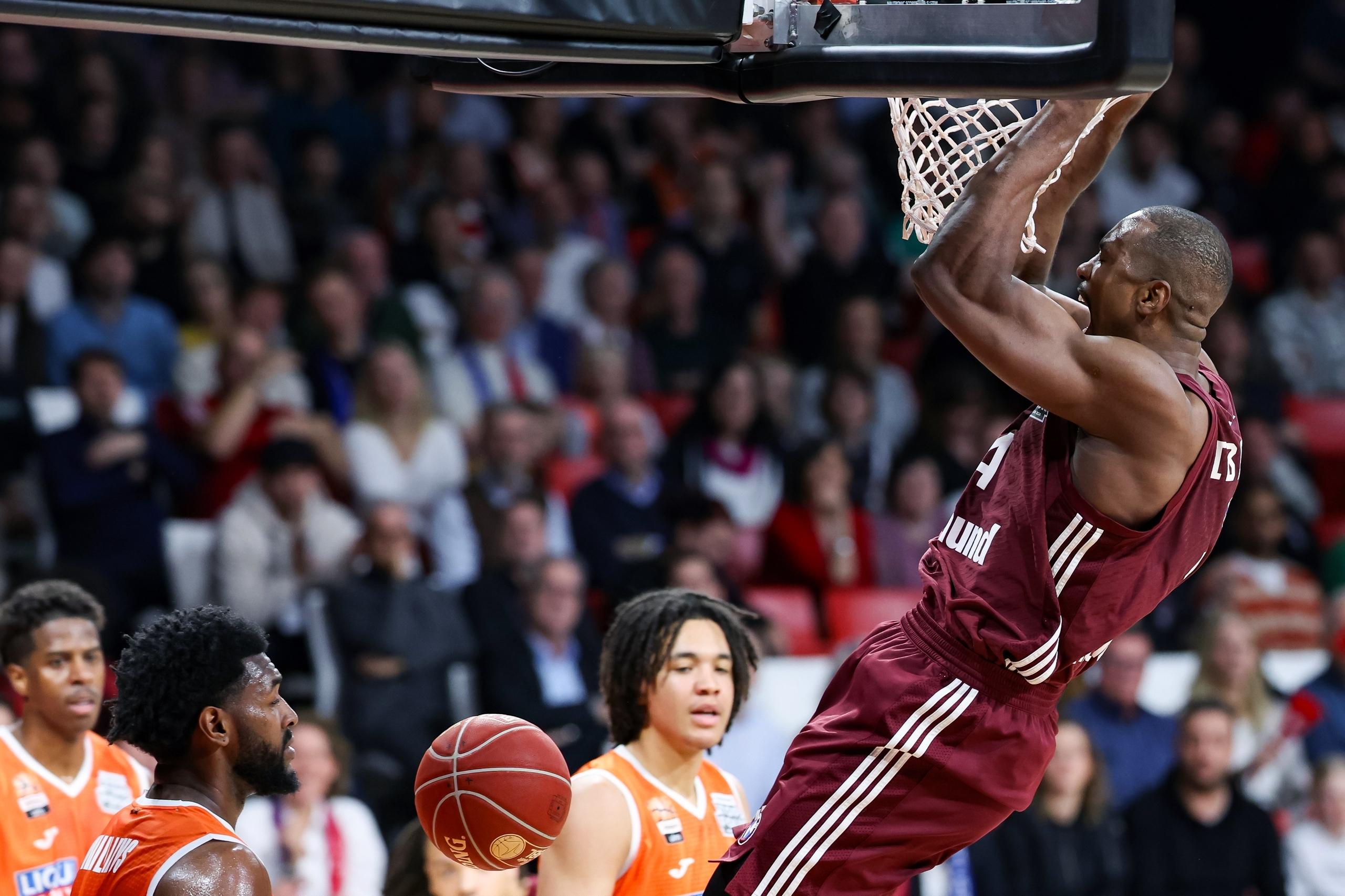 Serge Ibaka dunkt im Trikot des FC Bayern München