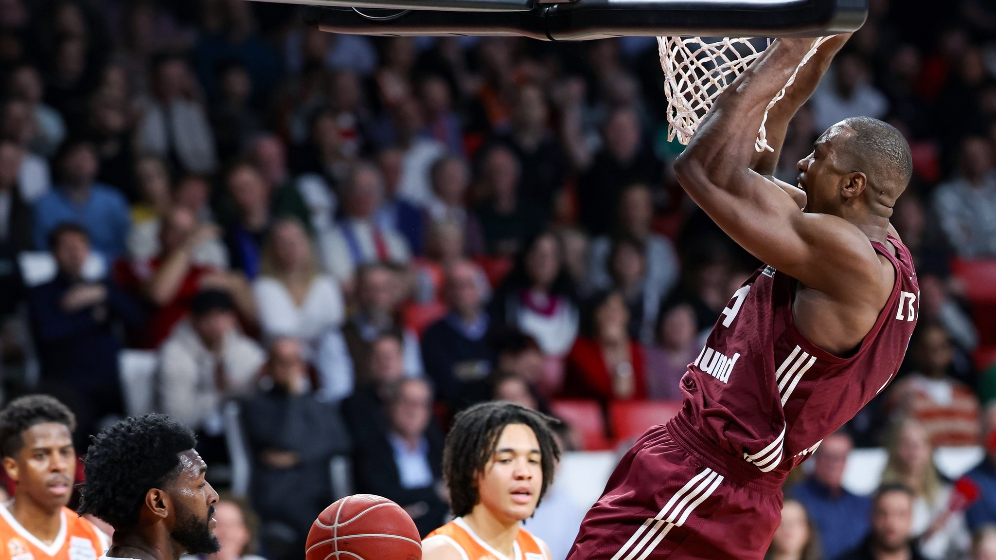 Serge Ibaka dunkt im Trikot des FC Bayern München