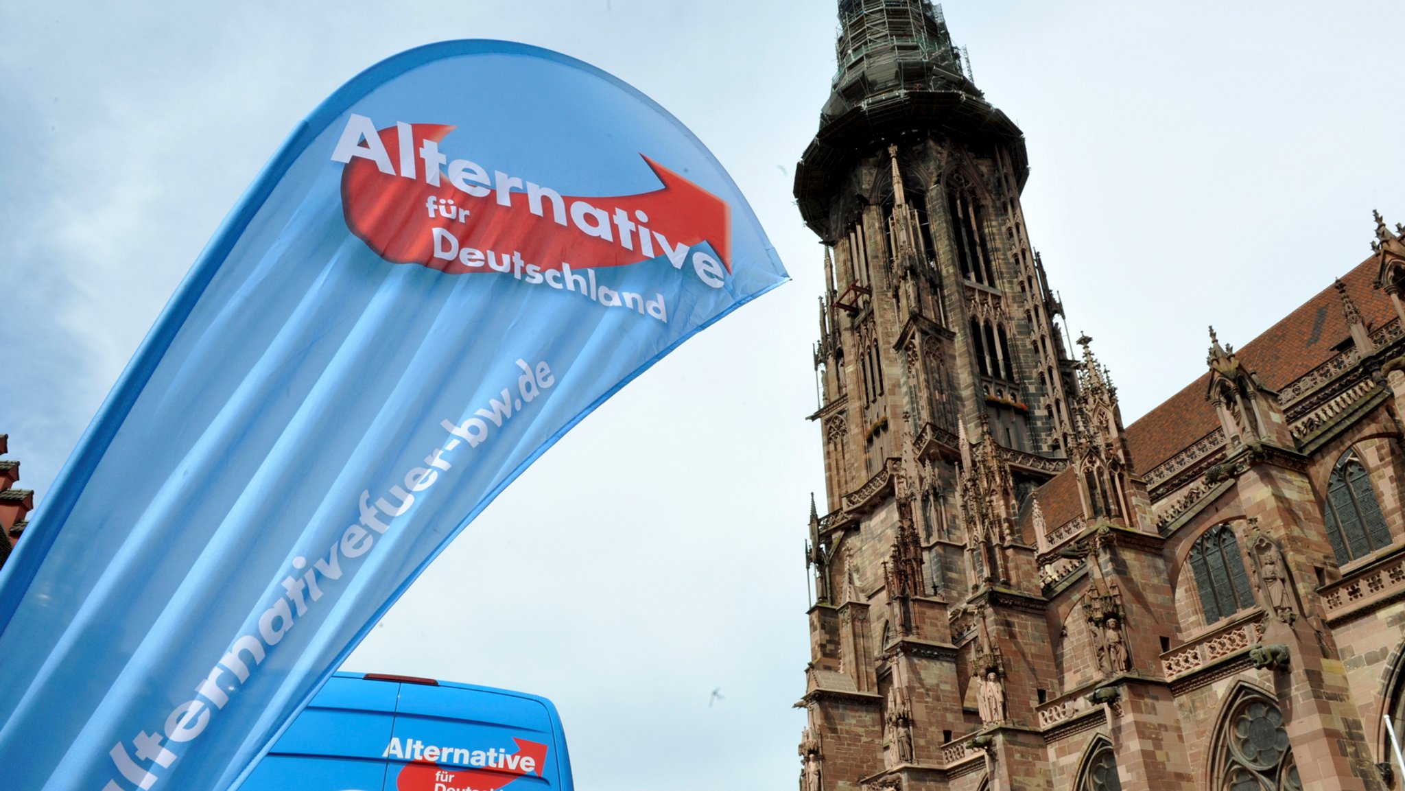 AfD-Plakat mit einer Kirche im Hintergrund.