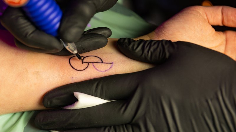 Tattoo als Zeichen für Organspende. 