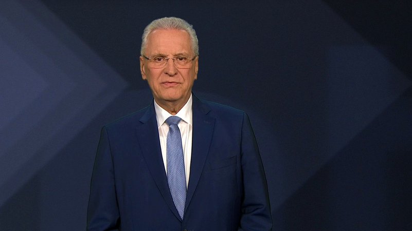 Der Bayerische Innenminister Joachim Herrmann hält es im Kontrovers-Interview für völlig unvertretbar, sich mit Cannabis ans Lenkrad zu setzen. Er will Polizeikontrollen verstärken, auch auf öffentlichen Plätzen mit hoher Kriminalität. | Bild: BR / Kontrovers 2025 Der Bayerische Innenminister Joachim Herrmann hält es im Kontrovers-Interview für völlig unvertretbar, sich mit Cannabis ans Lenkrad zu setzen. Er will Polizeikontrollen verstärken, auch auf öffentlichen Plätzen mit hoher Kriminalität.