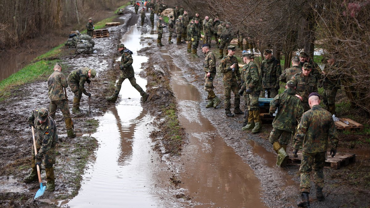 Soldaten im Hochwasser-Einsatz vor erwartetem Kälteeinbruch