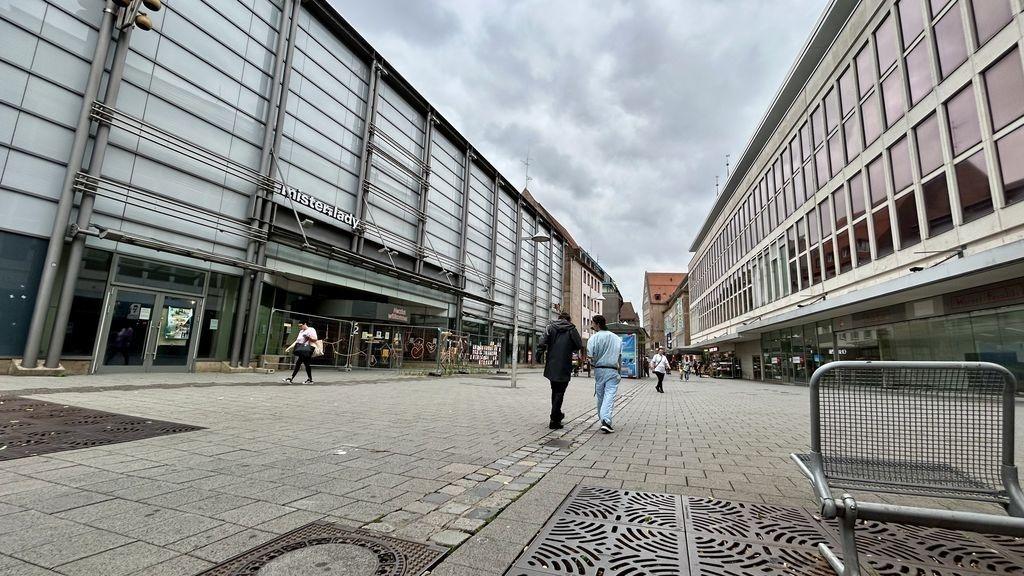 Der Platz zwischen dem leerstehenden Citypoint und dem Kaufhof in den Nürnberger City.