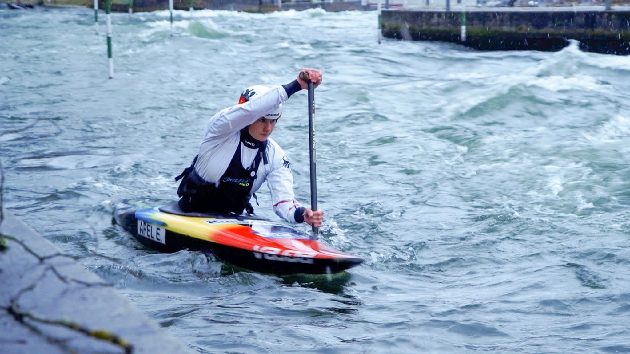 Der Weltmeister von 2018, Hannes Aigner, beim Training für die Kanu-WM 22 auf dem Eiskanal in Augsburg