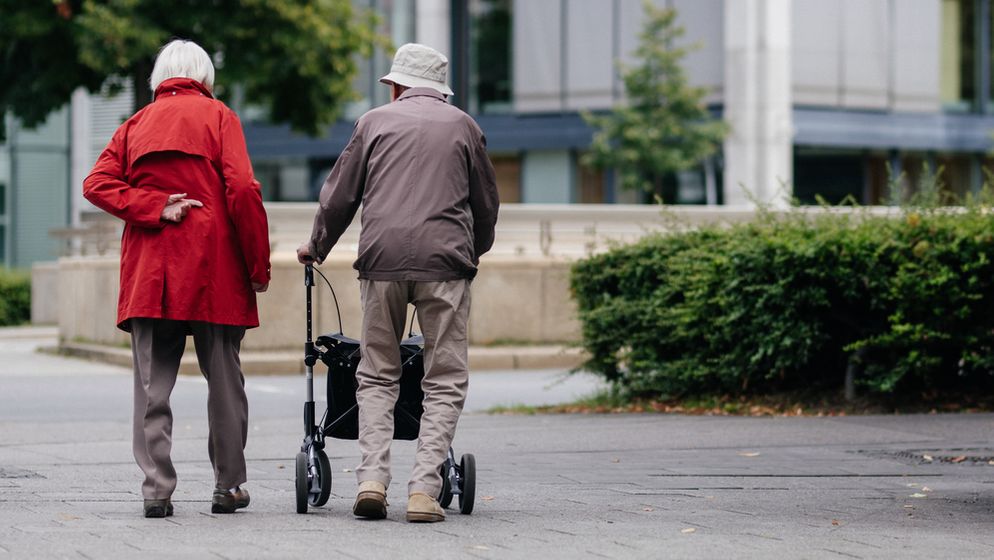 Ein Senioren Ehepaar läuft die Straße entlang. | Bild:BR/Julia Müller