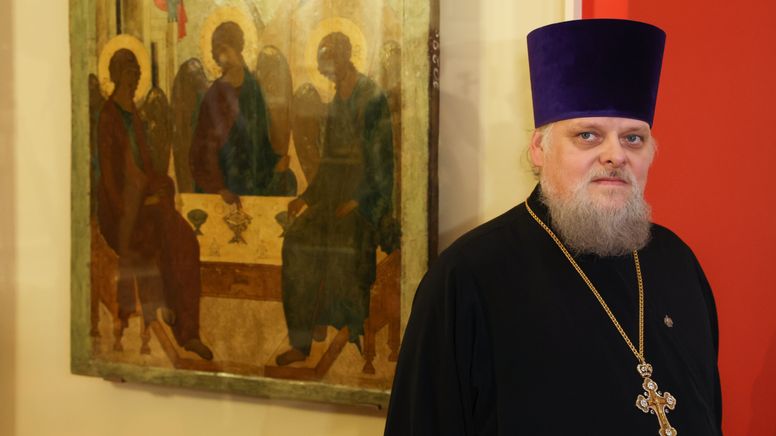 Der Priester vor der Dreifaltigkeits-Ikone | Bild:Vyacheslav Prokofyev/Picture Alliance