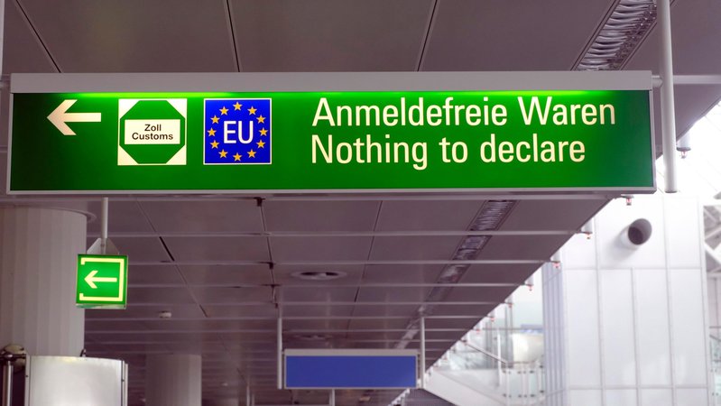 Bargeld, Souvenirs, Duty-Free: Was gilt bei der Rückreise? | Bild: picture alliance / imageBROKER | MAL Bargeld, Souvenirs, Duty-Free: Was gilt bei der Rückreise?