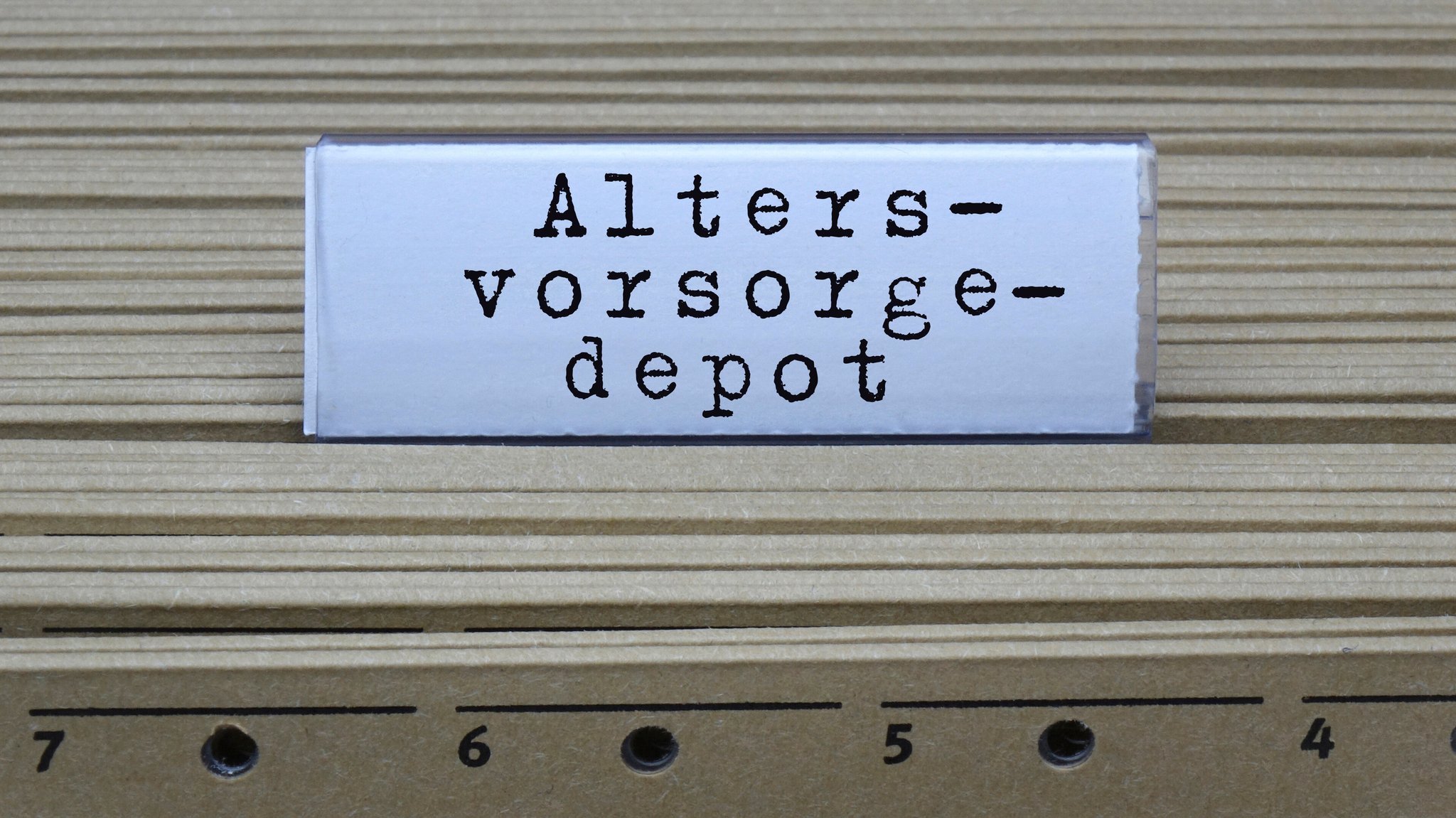 Registerkarte "Altersvorsorgedepot" an einem Hängeregister | Bild: picture alliance / ZB | Sascha Steinach Registerkarte "Altersvorsorgedepot" an einem Hängeregister