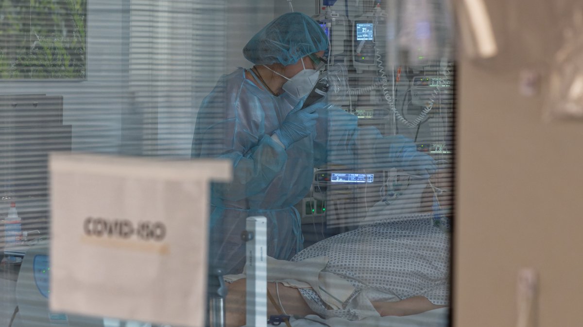 Eine Pflegerin versorgt in der Intensivstation des Luisenhospitals einen Coronapatienten.