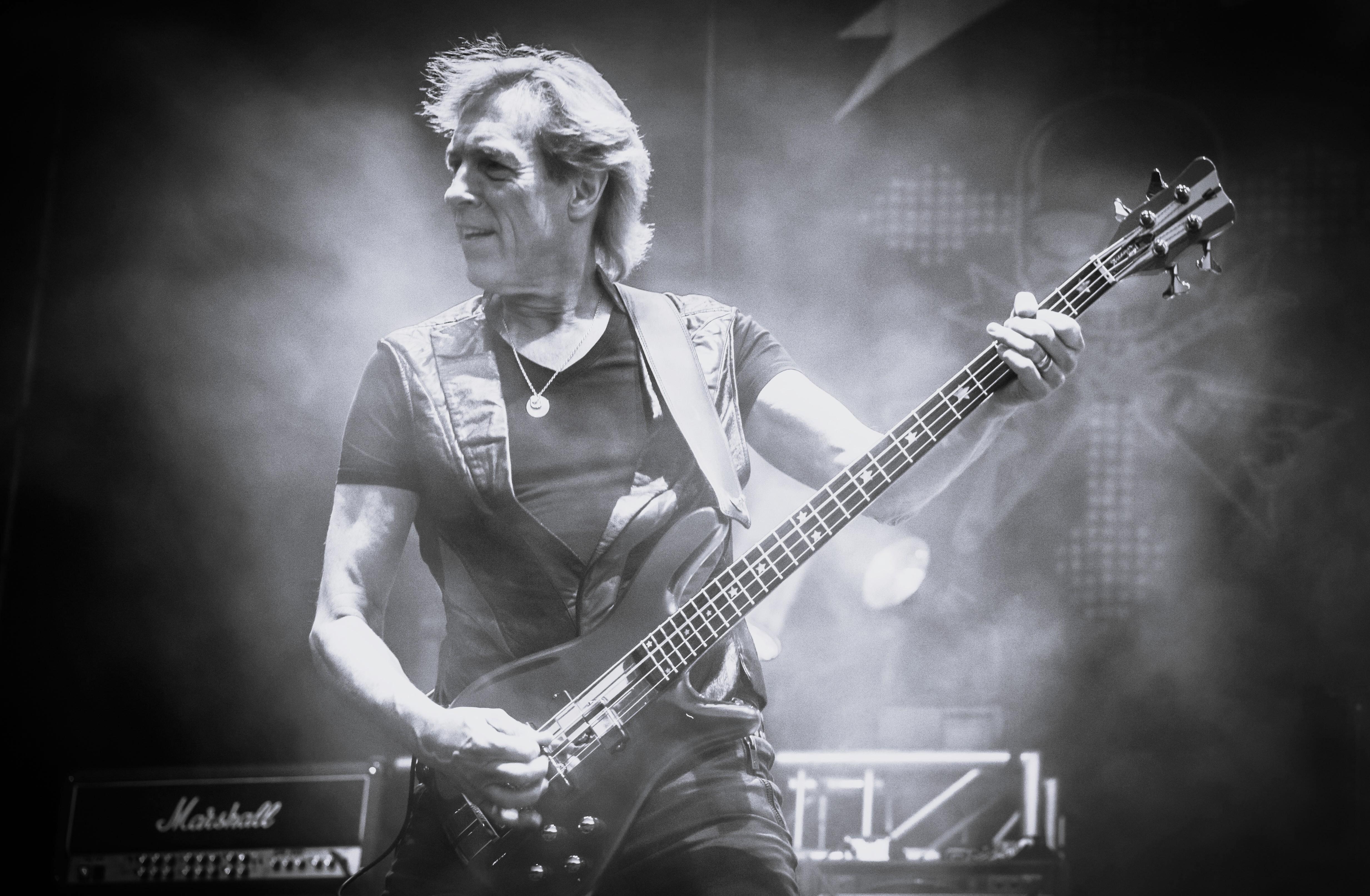 Francis Buchholz auf der Bühne.